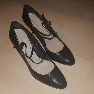 Bandolino -- Brown patent leather heals